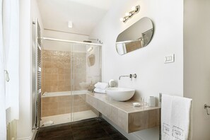 Suite (Del Barone) | Badeværelse | Gratis toiletartikler, hårtørrer, badekåber, hjemmesko