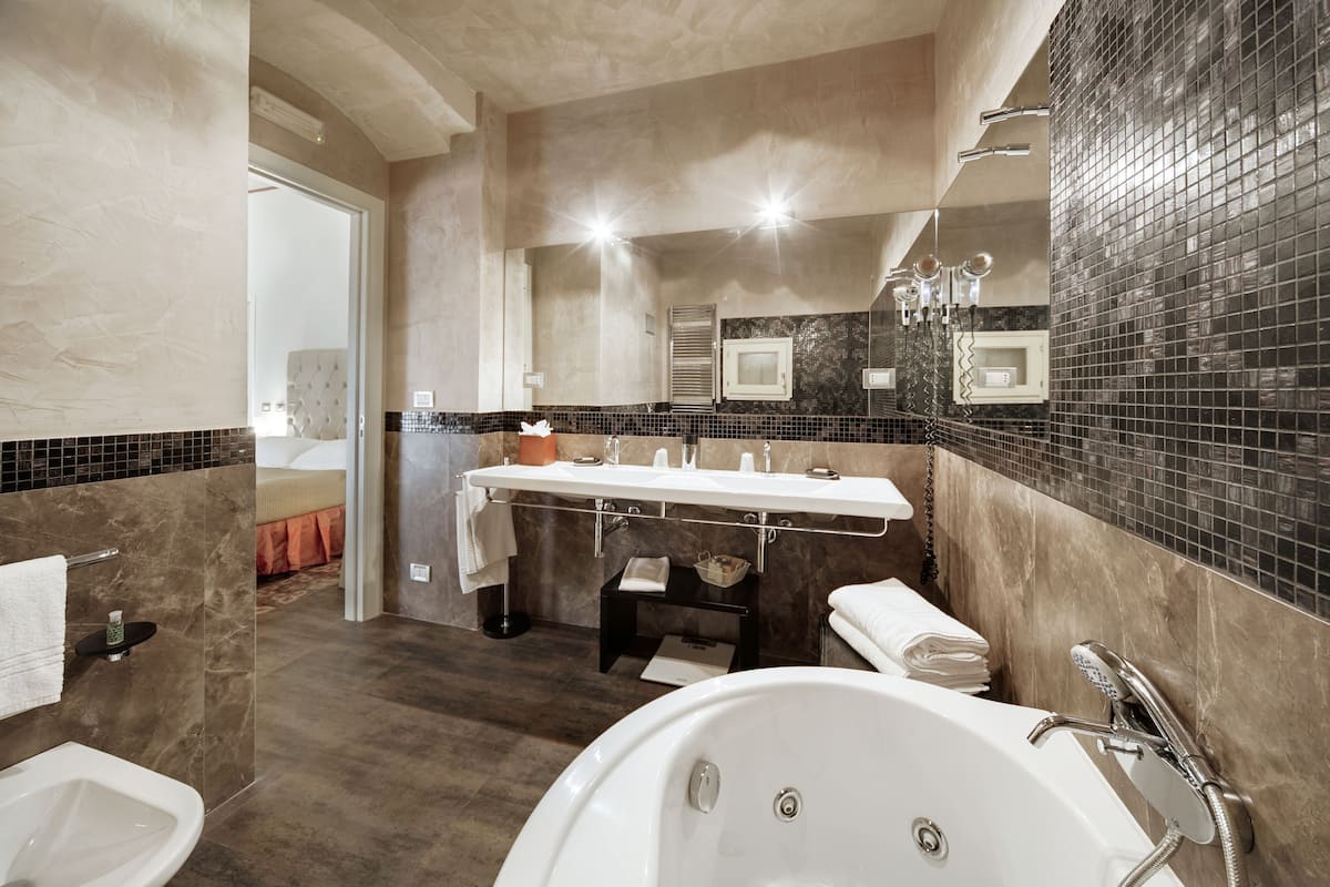 deluxe double room | bathroom | free toiletries, hair dryer, bathrobes, slippers