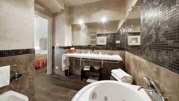 Doppia Deluxe | Bagno | Set di cortesia gratuito, asciugacapelli, accappatoio, pantofole