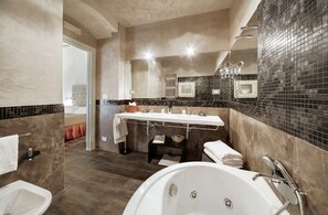 Deluxe Double Room | Bathroom | Free toiletries, hair dryer, bathrobes, slippers