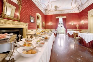 Petit déjeuner buffet (20 EUR par personne)