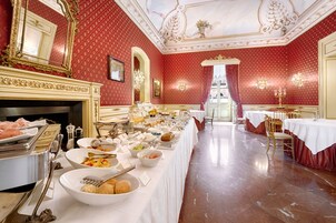 Se ofrece un desayuno bufé todos los días (por un coste adicional)