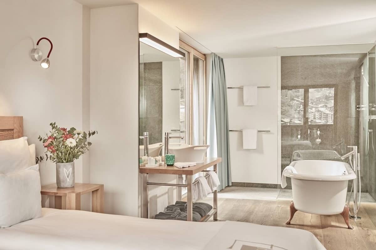 maxi suite deluxe | 4 bedrooms, hypo-allergenic bedding, tempur-pedic beds, minibar