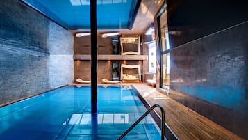 Kolam renang indoor, dengan kursi berjemur