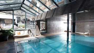 Indendørs pool, åben fra kl. 07.00 til kl. 21.00, liggestole