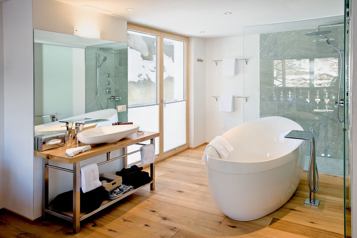 maxi suite deluxe | bathroom | free toiletries, hair dryer, bathrobes, slippers