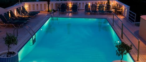 Piscine extérieure, parasols de plage, chaises longues