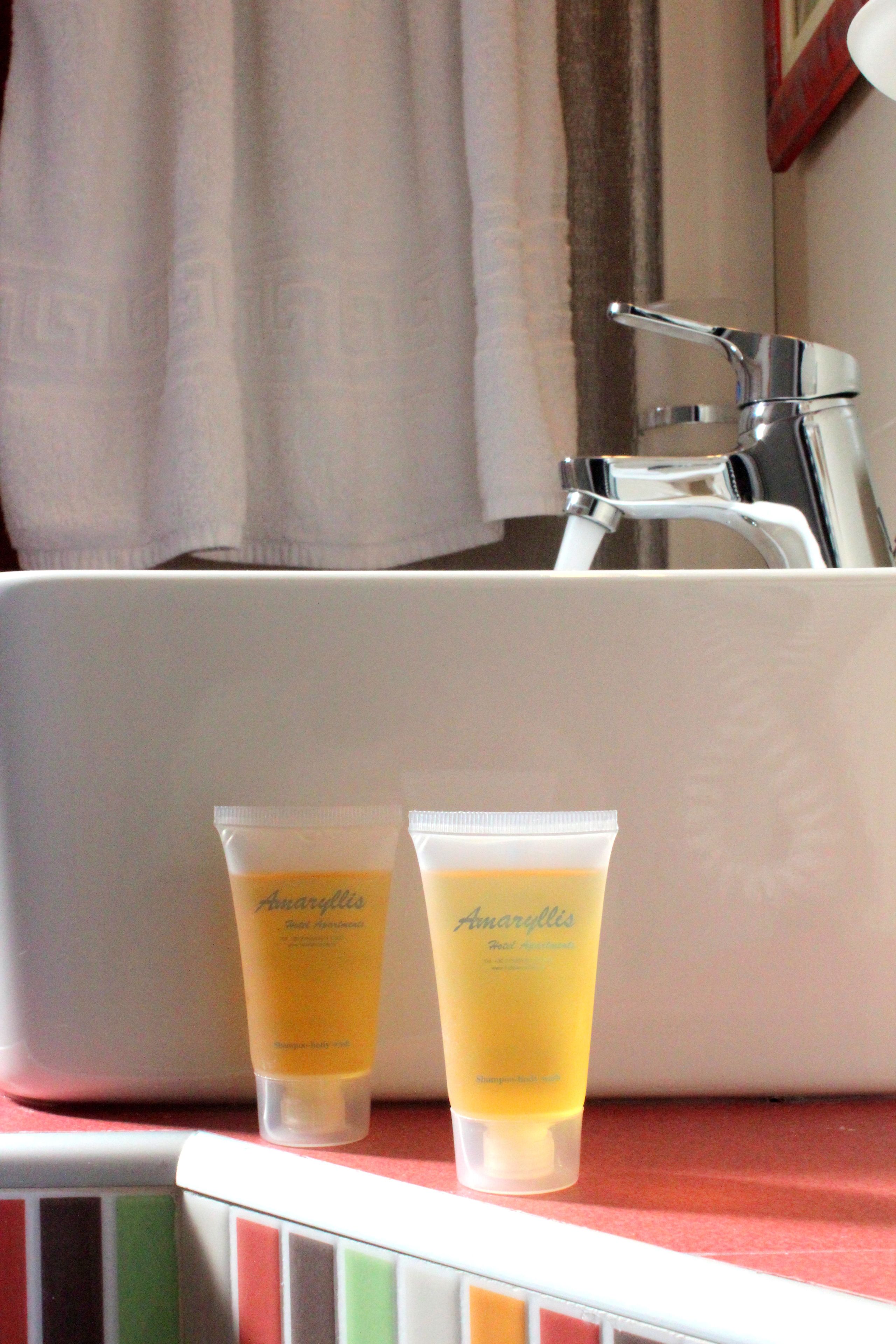 shower, hydromassage showerhead, free toiletries, hair dryer