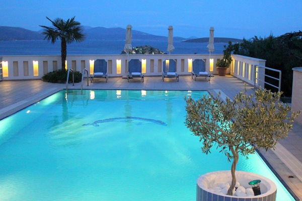 Outdoor pool, pool umbrellas, sun loungers