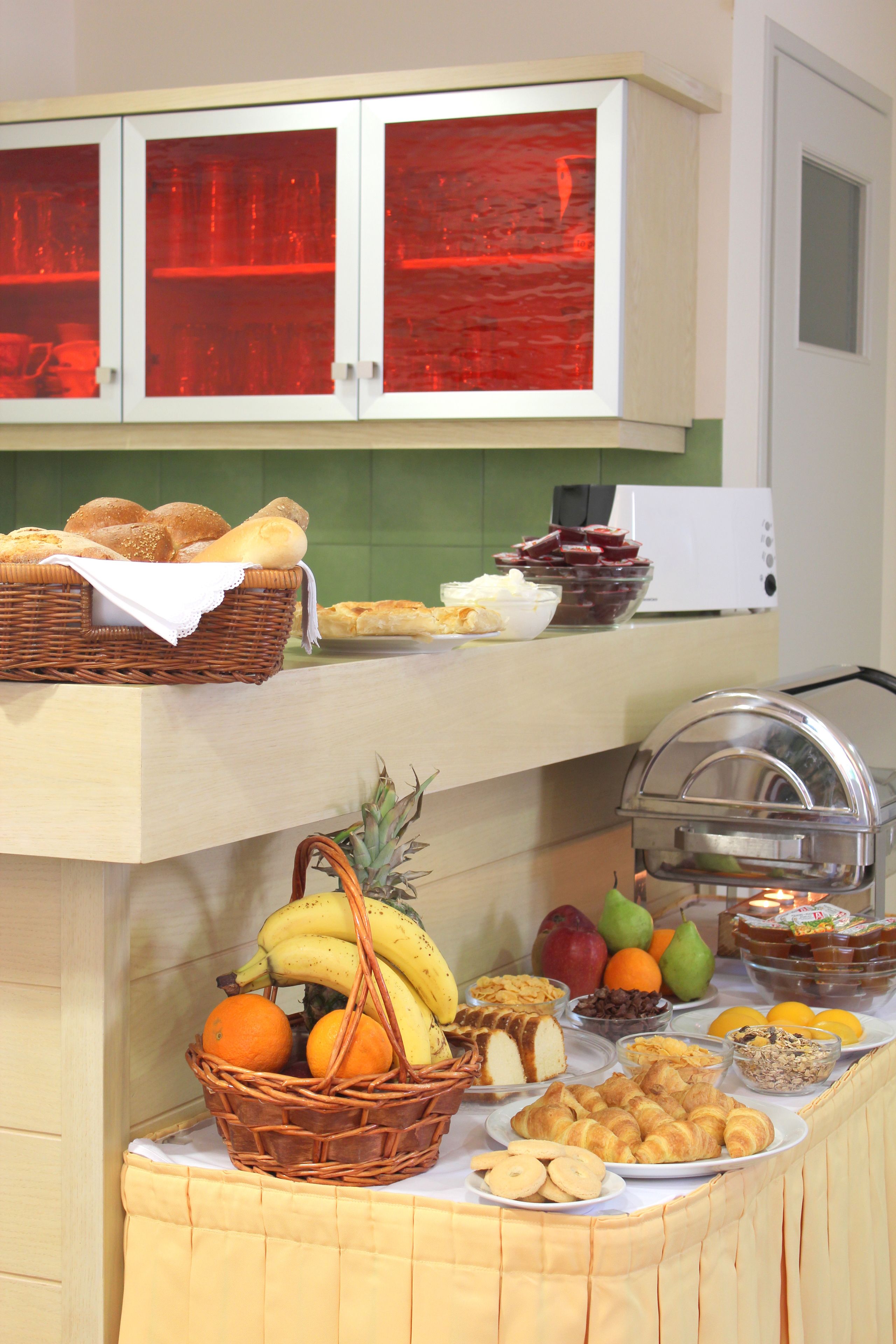 daily buffet breakfast for a fee