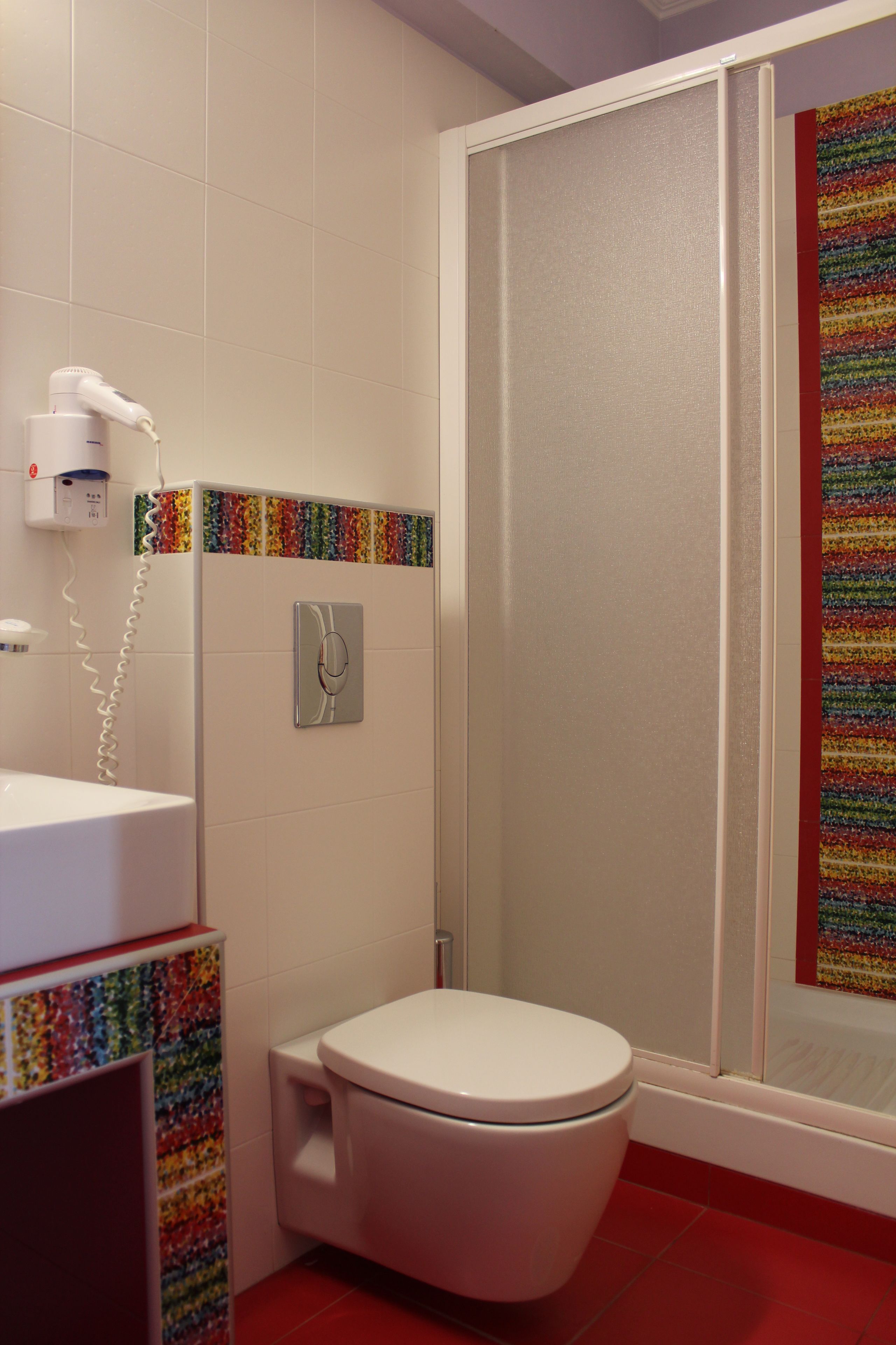 shower, hydromassage showerhead, free toiletries, hair dryer