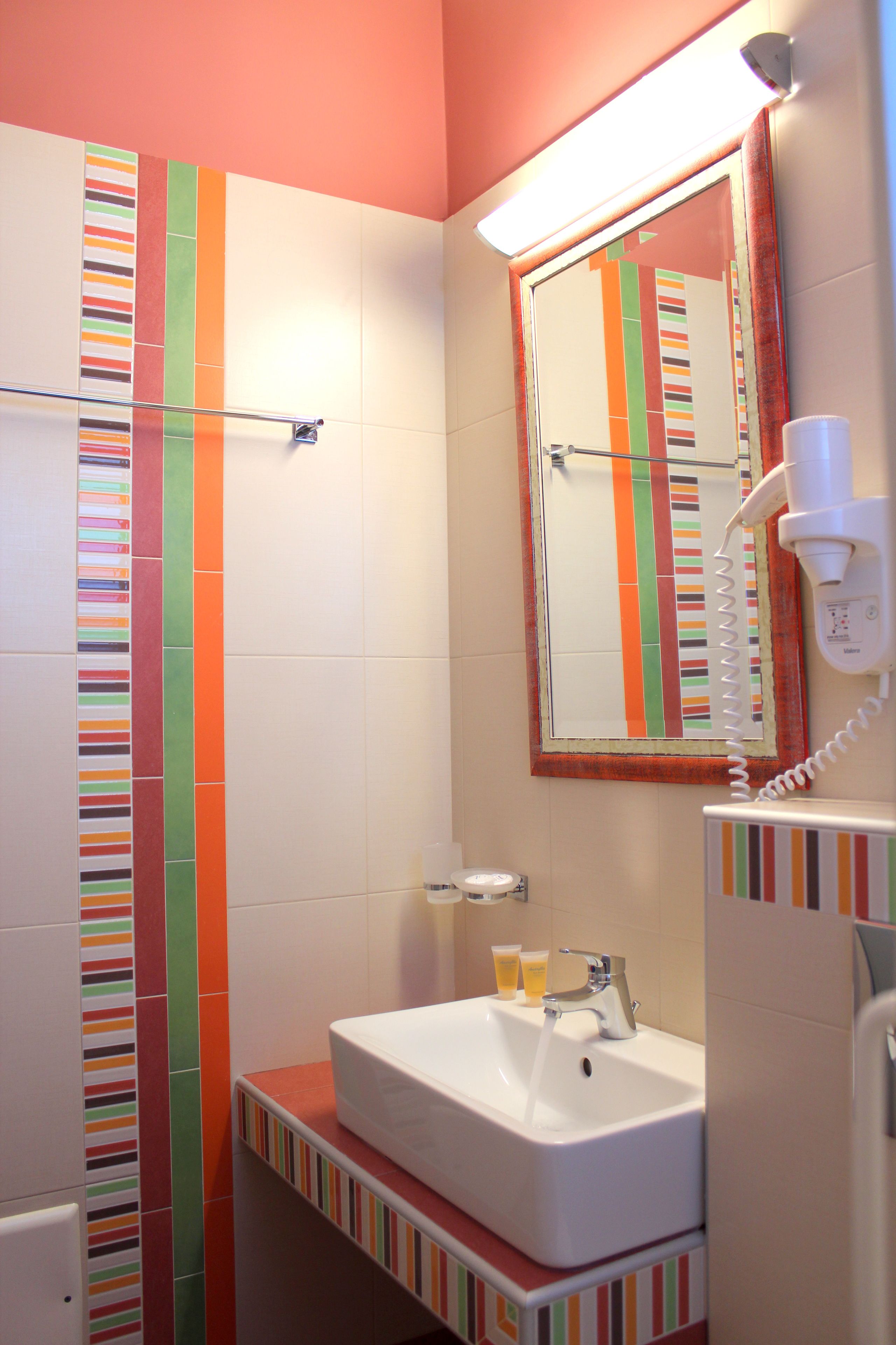 superior double room, sea view | bathroom | shower, hydromassage showerhead, free toiletries, hair dryer
