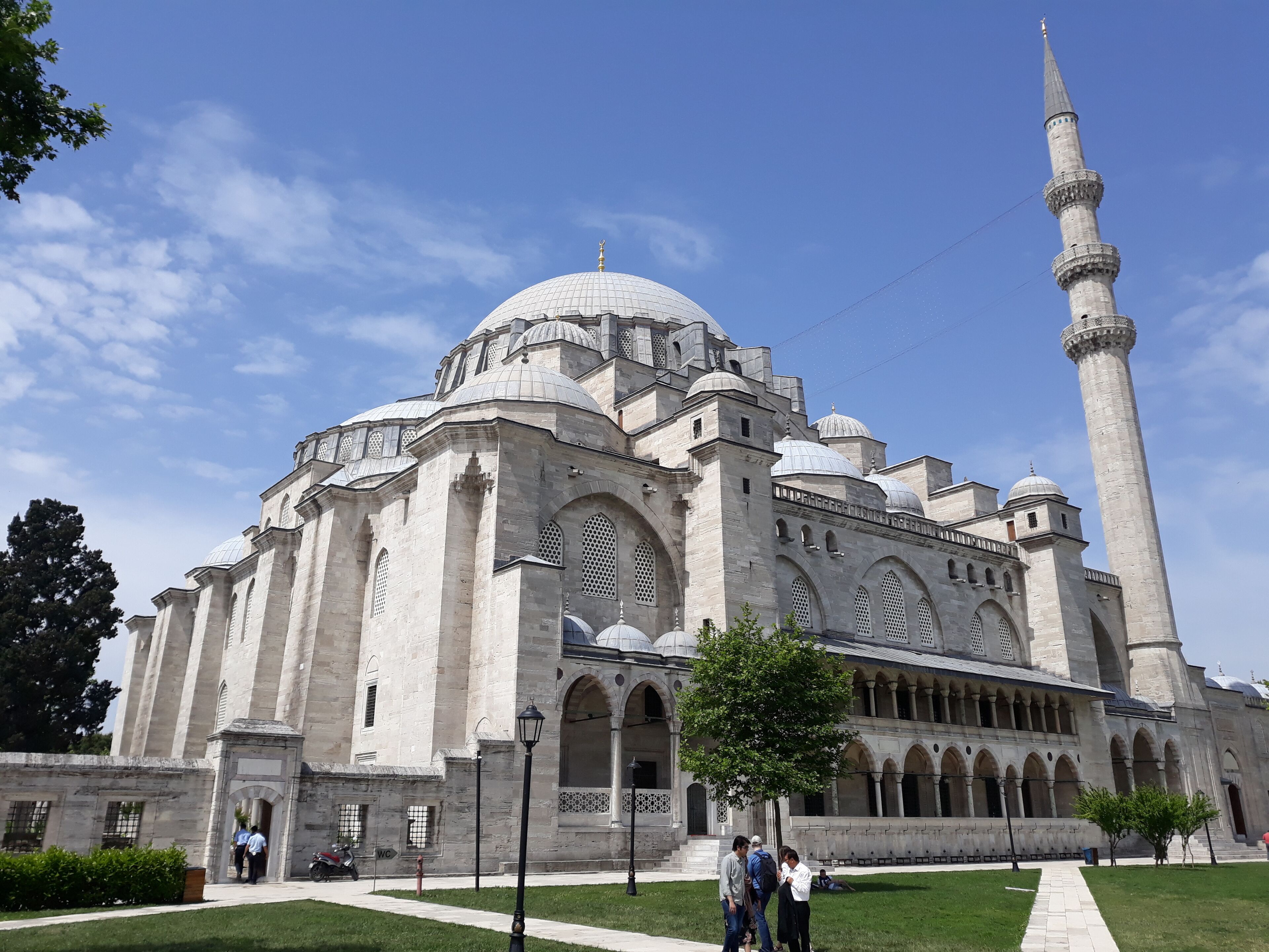 Eine große Moschee mit mehreren Kuppeln und einem hohen Minarett.