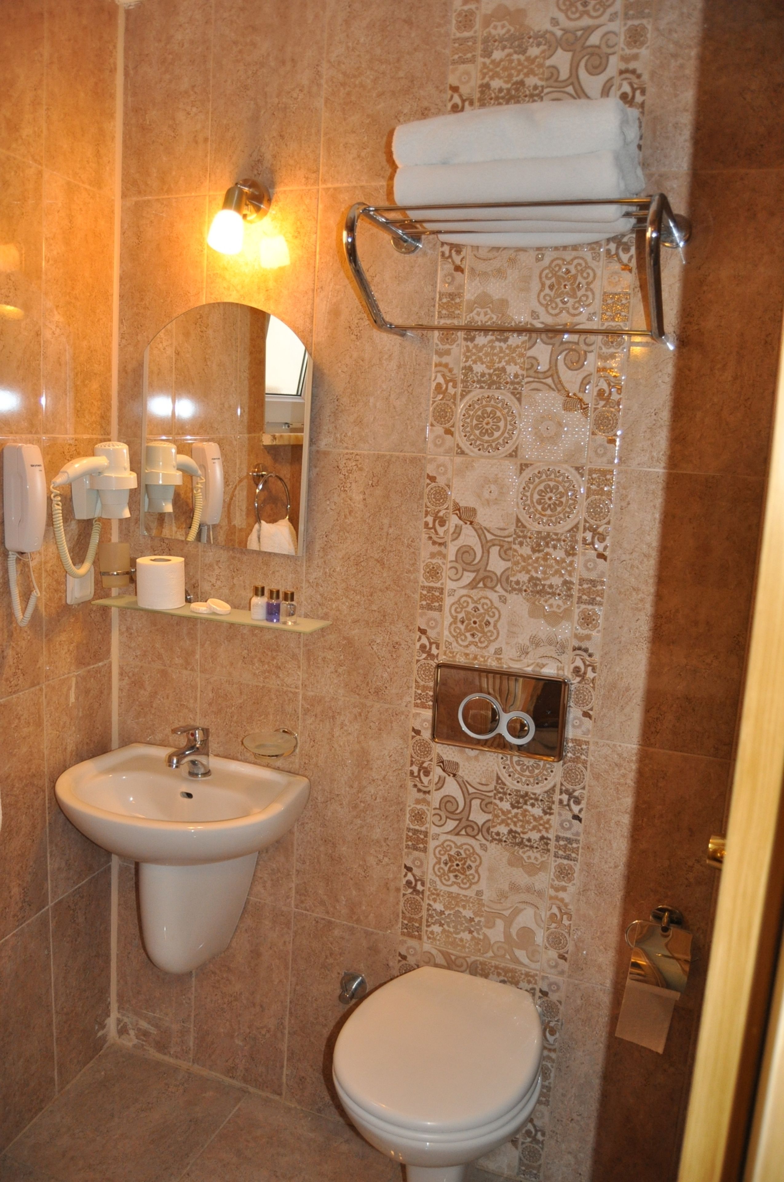 family room, 1 bedroom, non smoking, ground floor | bathroom | slippers