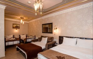 Habitació familiar, 1 dormitori, no fumadors, planta baixa | 1 dormitori, caixa forta a l'habitació i habitacions insonoritzades 