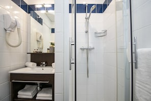 Quarto solteiro básico | Banheiro | Chuveiro, produtos de toalete grátis, secador de cabelo