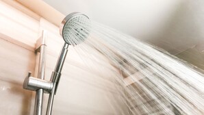 وحدات دش مع أحواض استحمام، مناشف