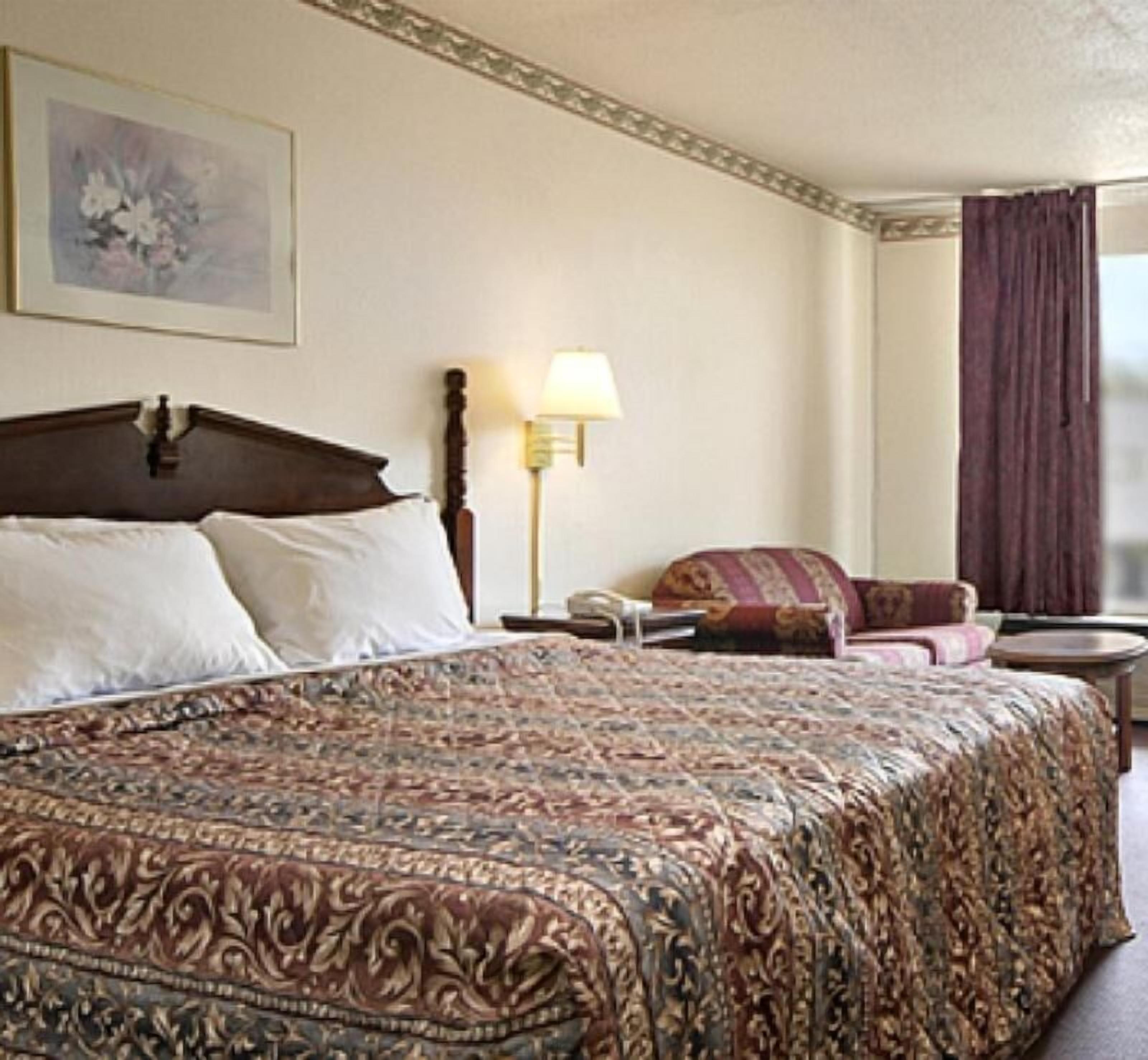 Escritorio, espacio para trabajar con laptop y wifi gratis 