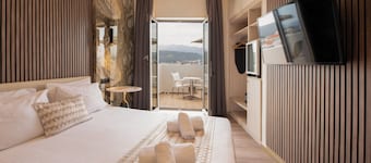 Chrispy City Living ex Nefeli