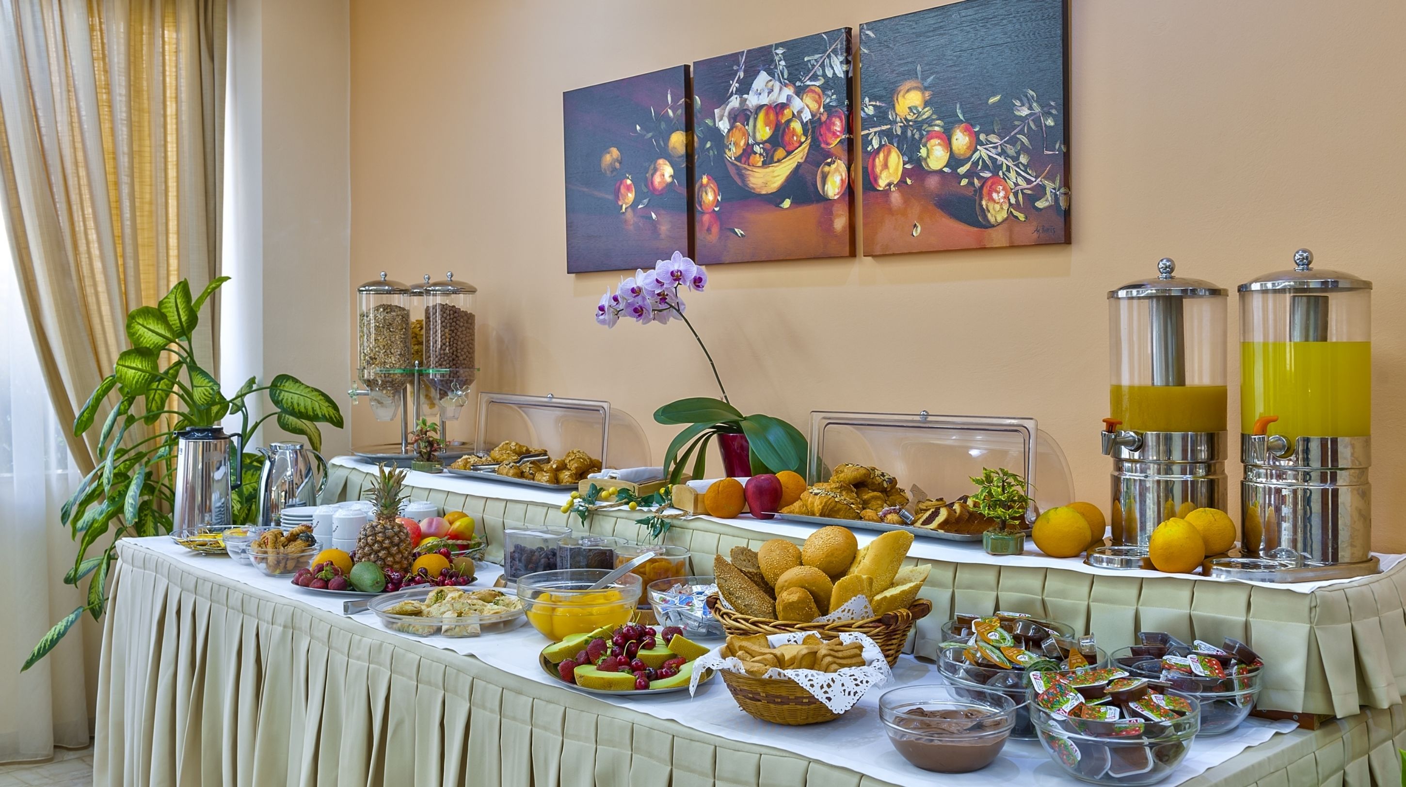 Free daily buffet breakfast