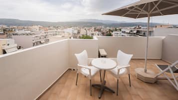Premium Double Room | Private kitchen | Coffee/tea maker, fridge