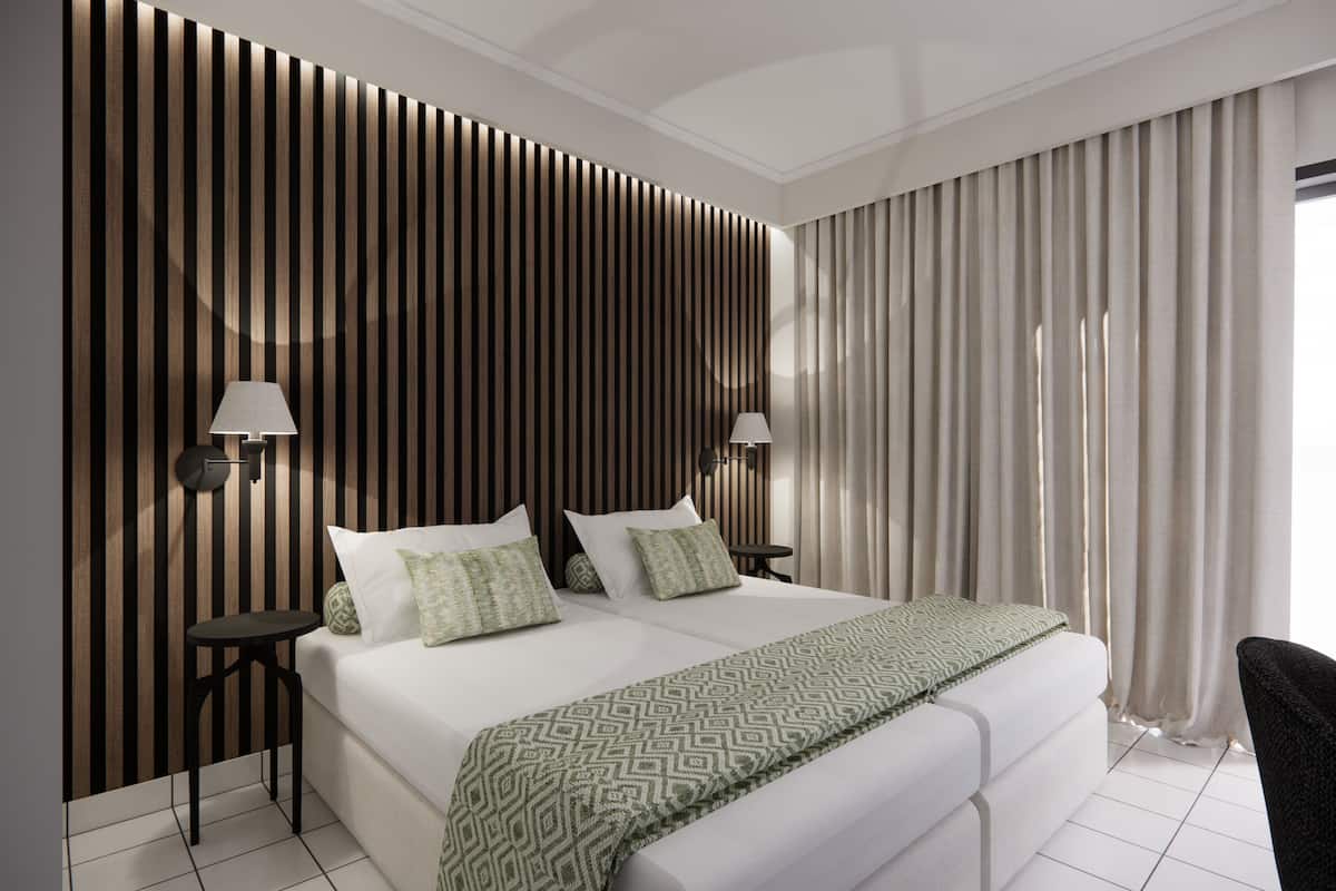 Safe på rommet, skrivebord, lydisolert og strykejern/-brett