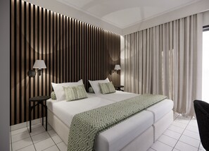 Safe på rommet, skrivebord, lydisolert og strykejern/-brett