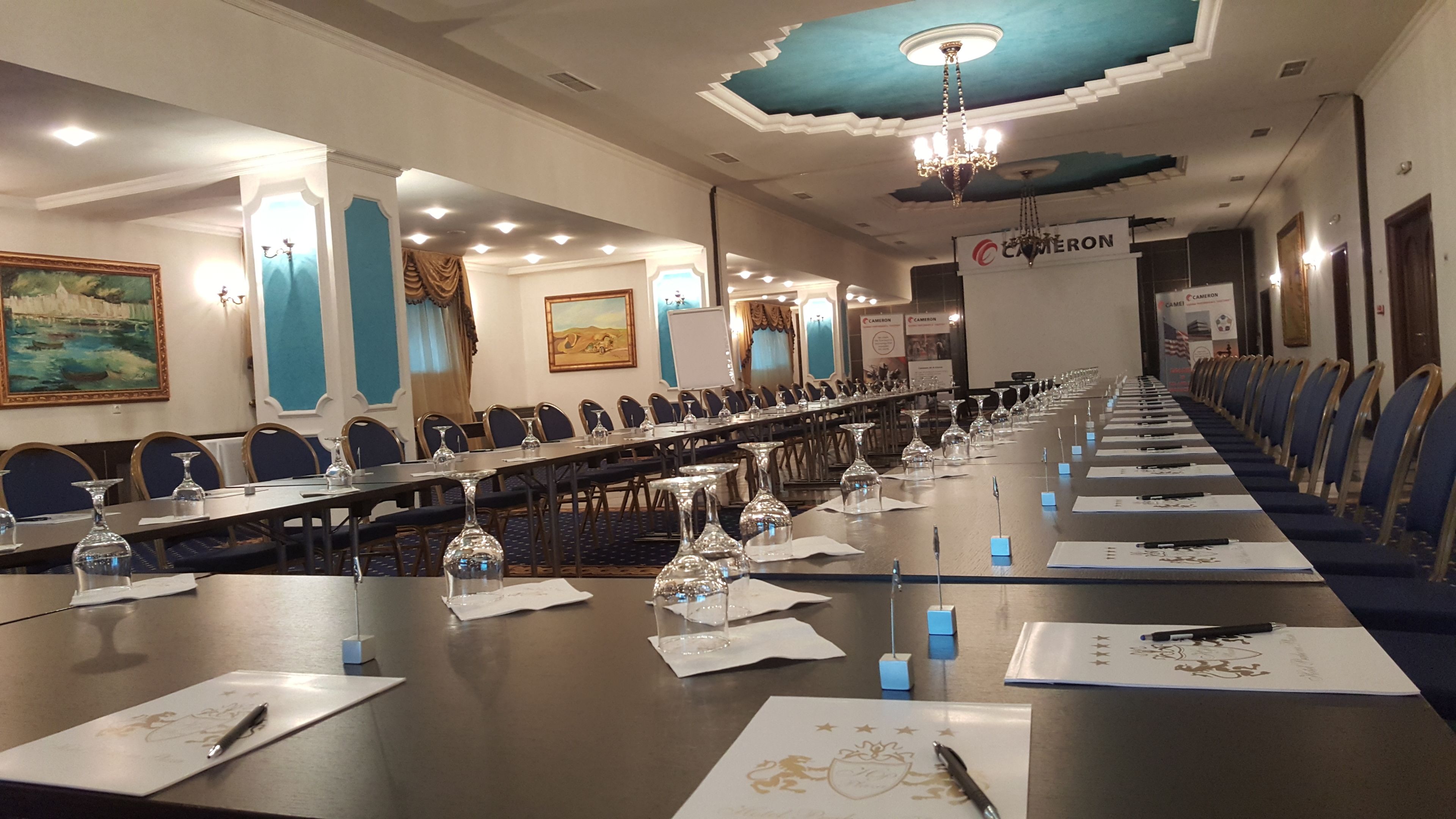 Un salón de conferencias con una larga mesa, sillas y tarjetas de identificación.