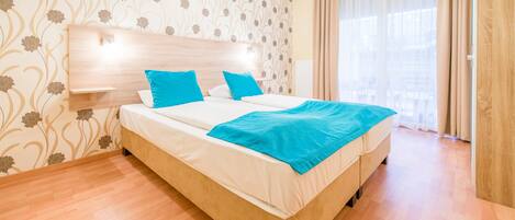 Allergitestet sengetøy, senger med overmadrass og safe på rommet