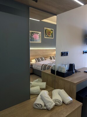 Habitación doble, vistas al mar | Ropa de cama de alta calidad y colchones con acolchado adicional