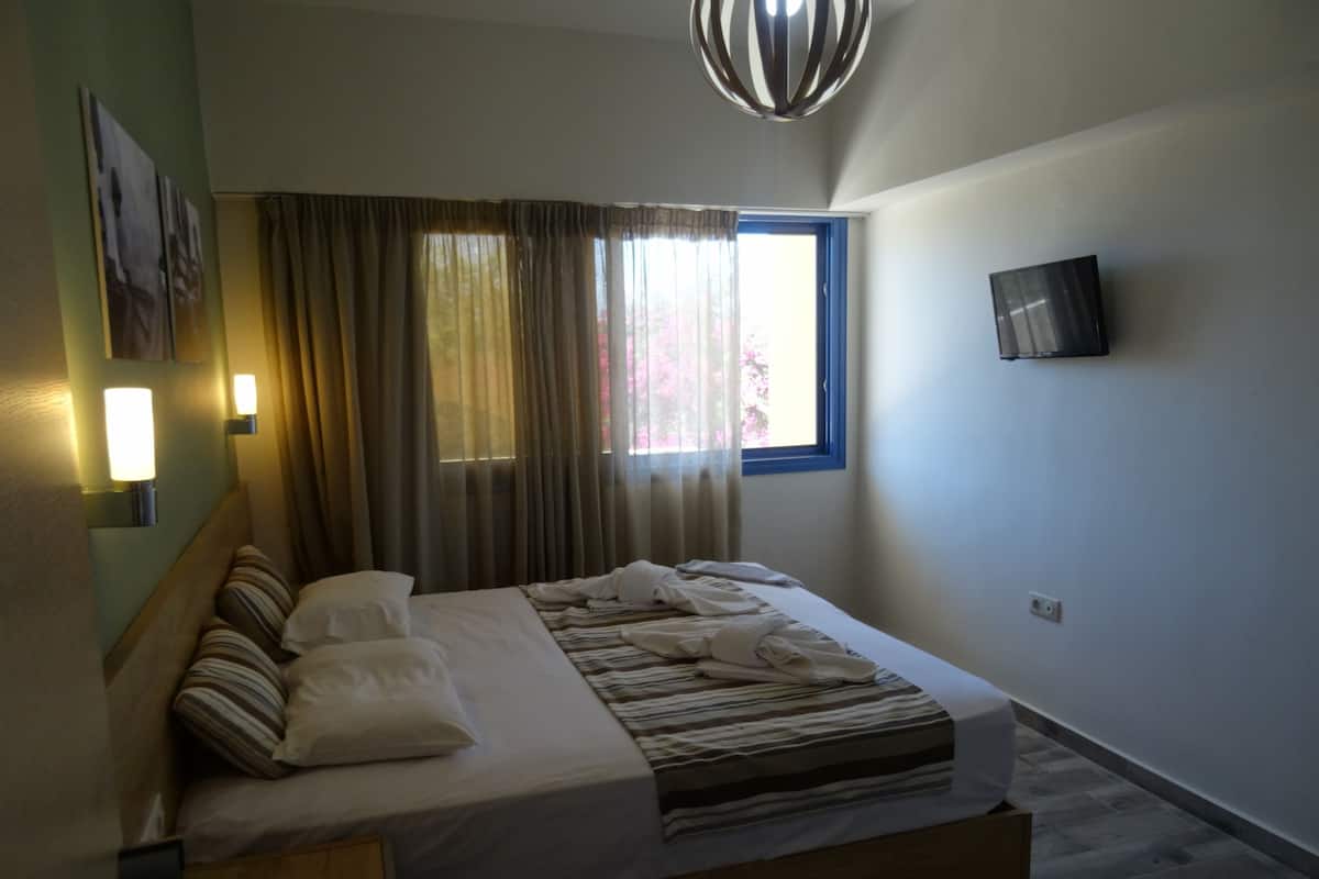 Junior suite | Luxe beddengoed, pillowtop-bedden, een kluis op de kamer, een bureau