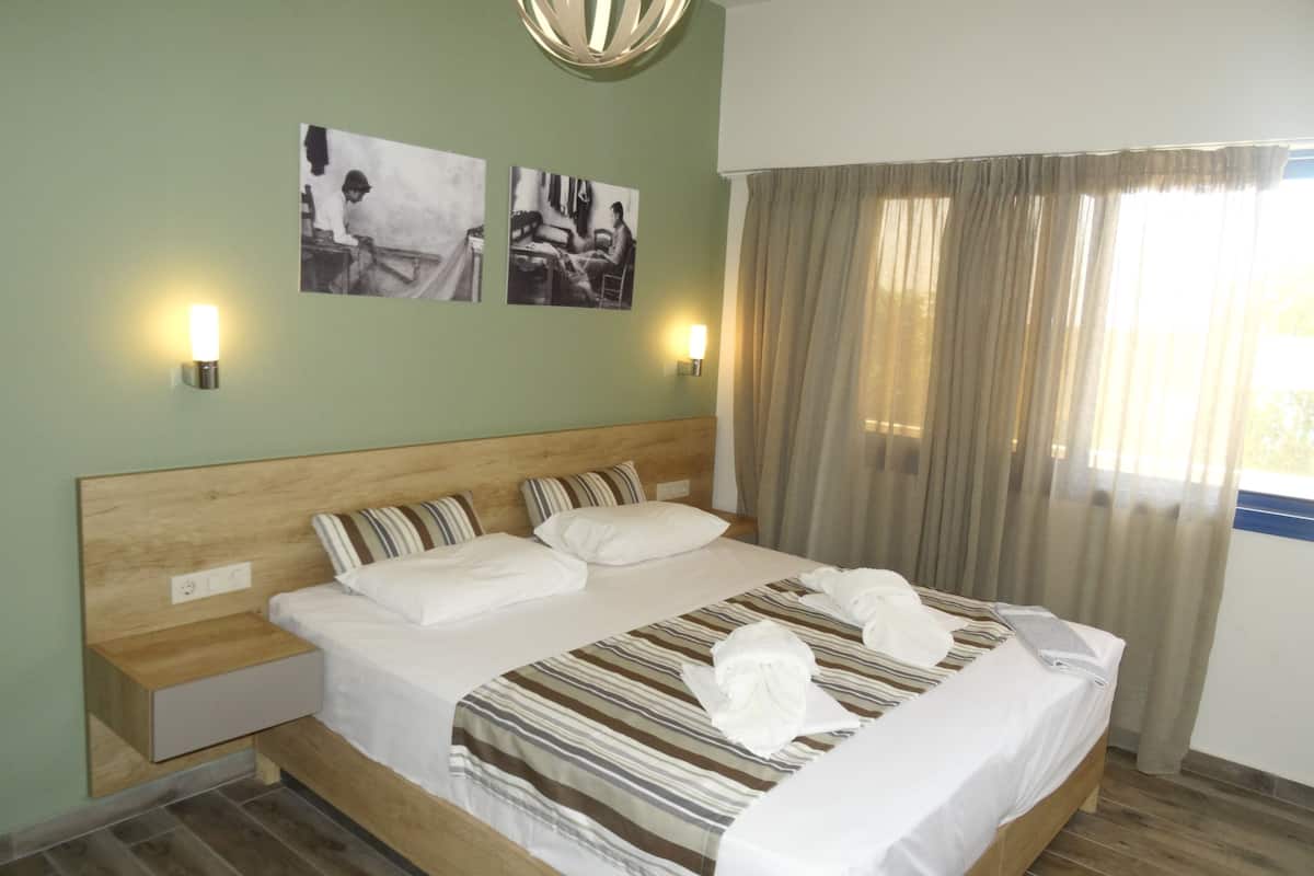 junior suite | 1 bedroom, premium bedding, pillow-top beds, in-room safe
