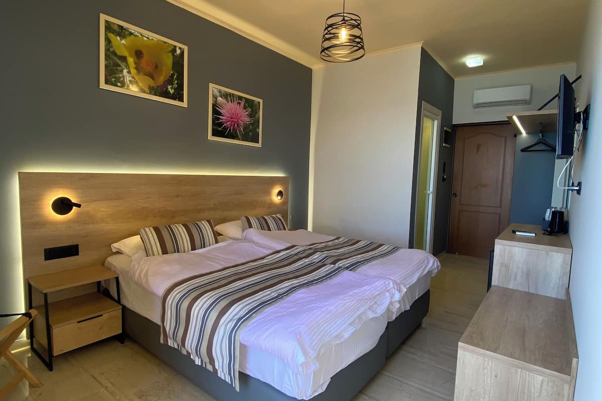 Tweepersoonskamer, uitzicht op zee | Luxe beddengoed, pillowtop-bedden, een kluis op de kamer, een bureau