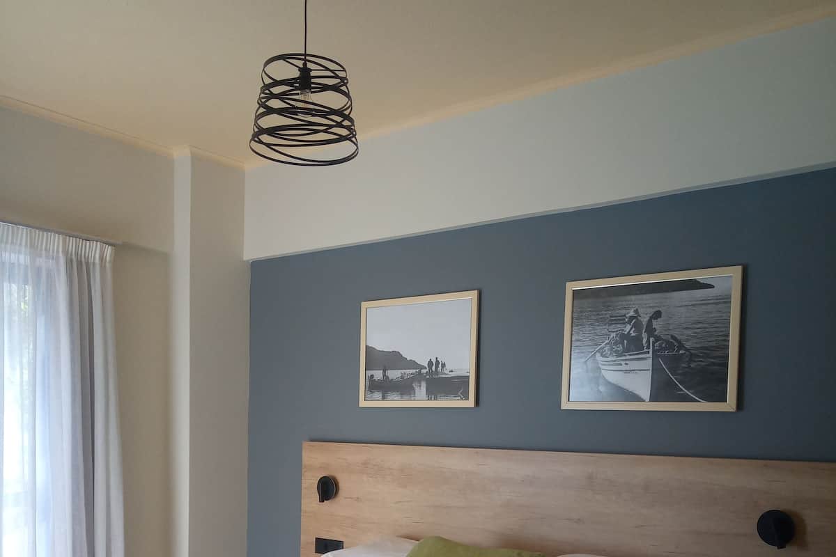 Tweepersoonskamer, gedeeltelijk uitzicht op zee | Luxe beddengoed, pillowtop-bedden, een kluis op de kamer, een bureau