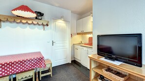 Full-sized fridge, microwave, oven, stovetop - Vacancéole - Résidence Vega (Risoul)