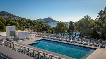 Outdoor pool, pool loungers