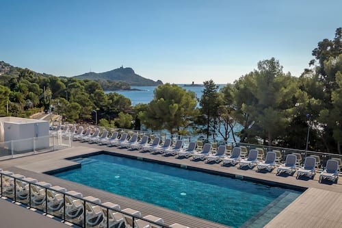 Outdoor pool, sun loungers