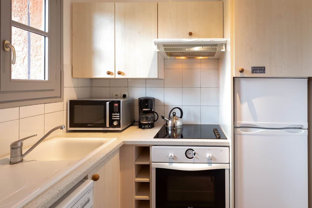 Fridge, microwave, stovetop, dishwasher