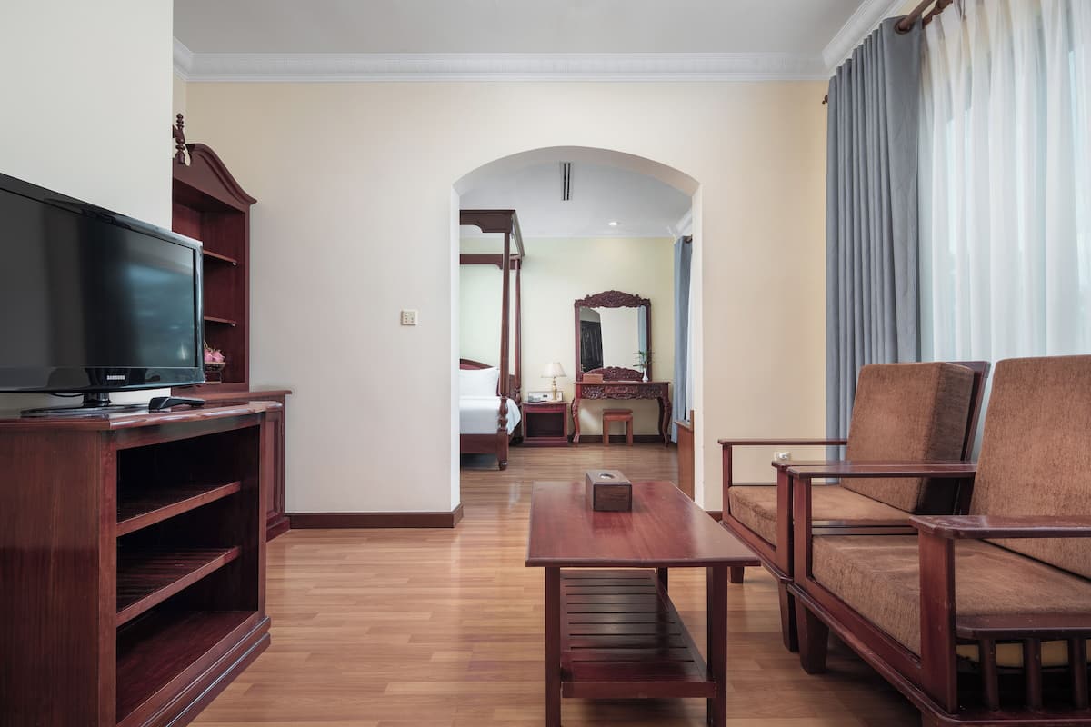 Executive Double Room | Living area | 28-inch TV with cable channels, fireplace, heated floors