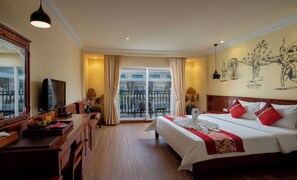 Minibar, in-room safe, desk, laptop workspace - Angkor Holiday Hotel (Siem Reap)