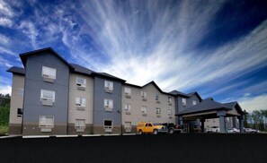 Front of property - Sigma Inn & Suites Hudson's Hope (Hudson's Hope)