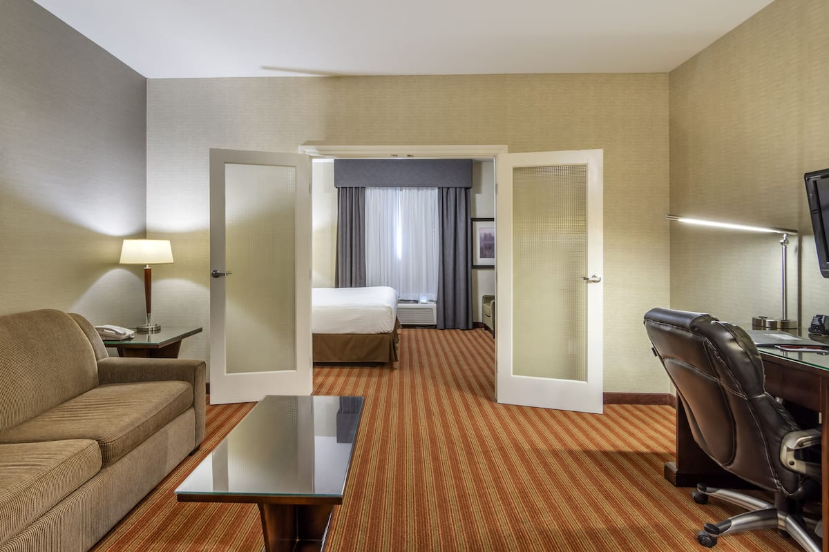 32-inch flat-screen tv with cable channels, tv, dvd player