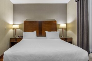 Premium bedding, desk, iron/ironing board, free WiFi