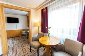 Comfort tweepersoonskamer | Hypoallergeen beddengoed, donsdekens, een minibar, een bureau