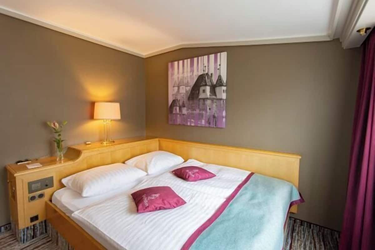 Hypo-allergenic bedding, down comforters, minibar, desk