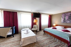 Family Quadruple Room | Hypo-allergenic bedding, down comforters, minibar, desk