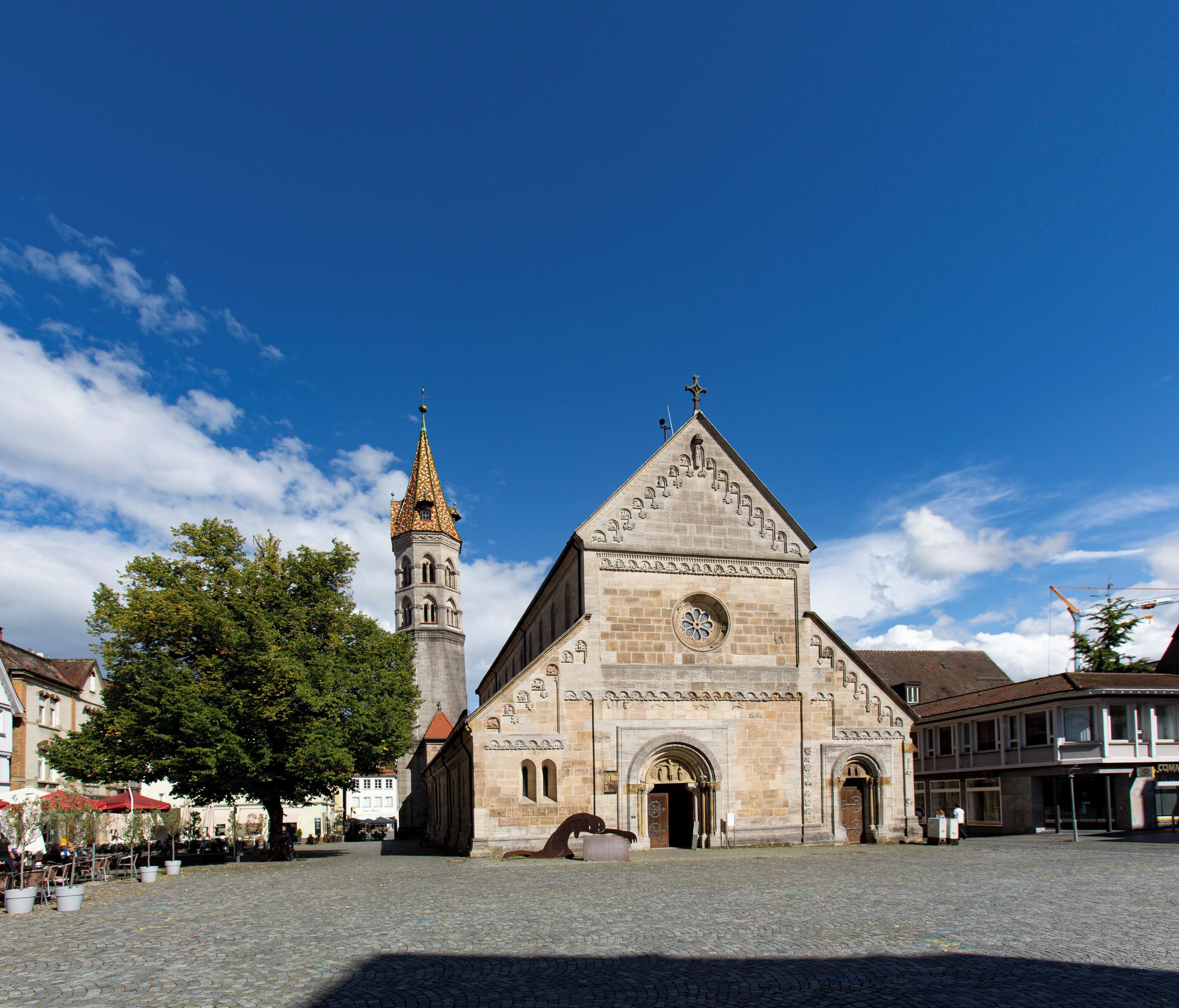 Une église historique dotée d’un clocher imposant et d’une grande entrée en arc de cercle.