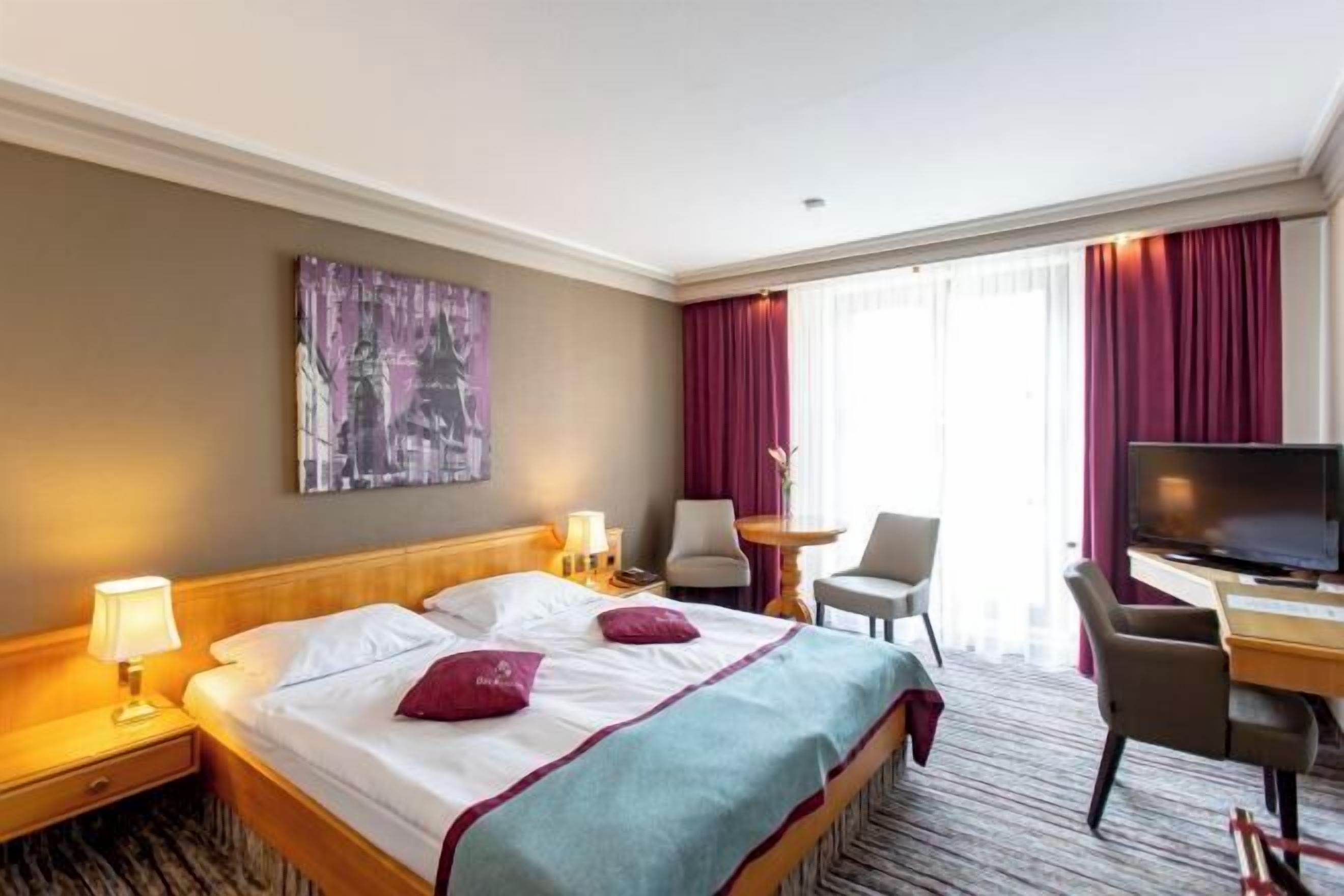 Allergikerbettwaren, Daunenbettdecken, Minibar, Schreibtisch