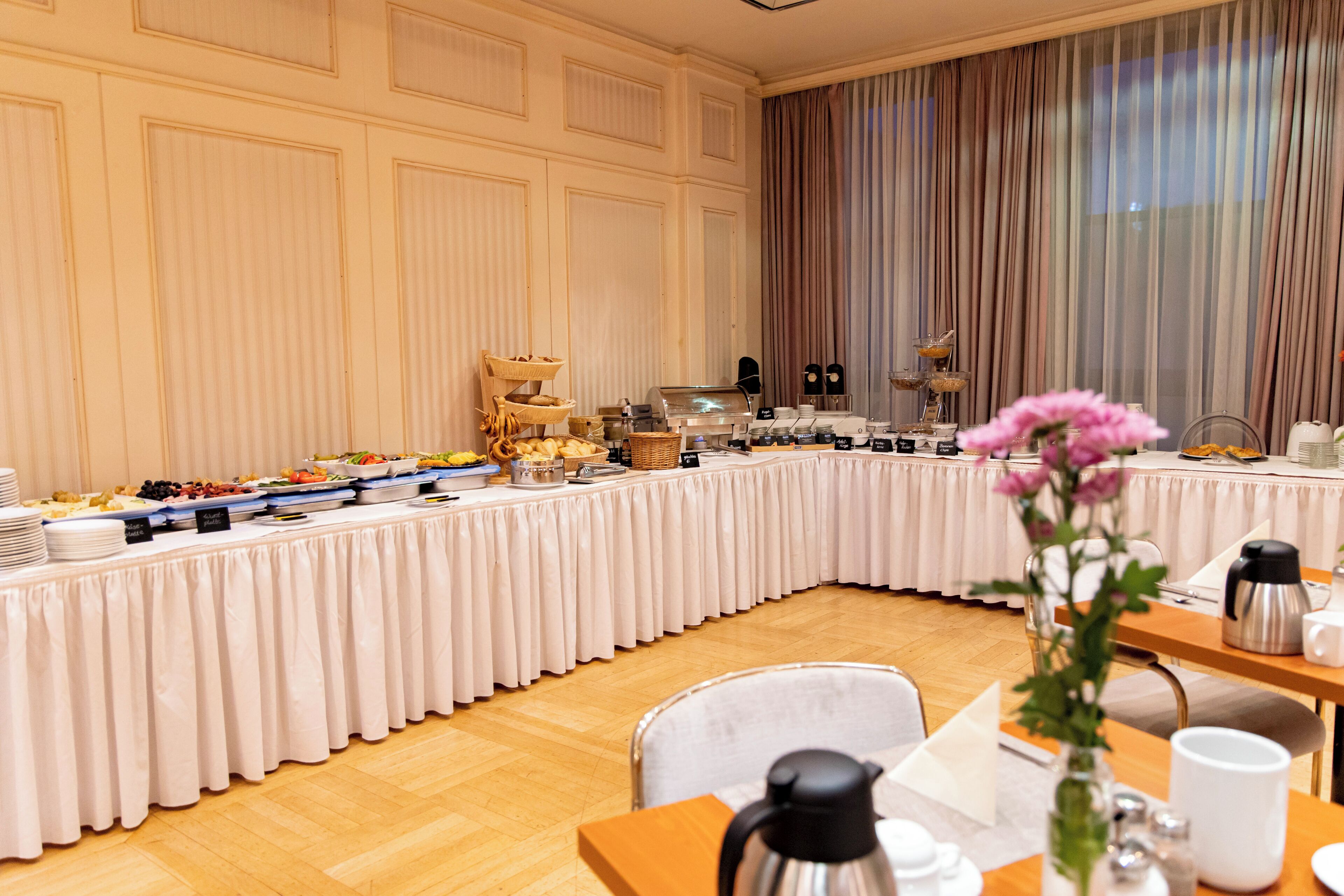 Tägliches Frühstücksbuffet (14 EUR pro Person)