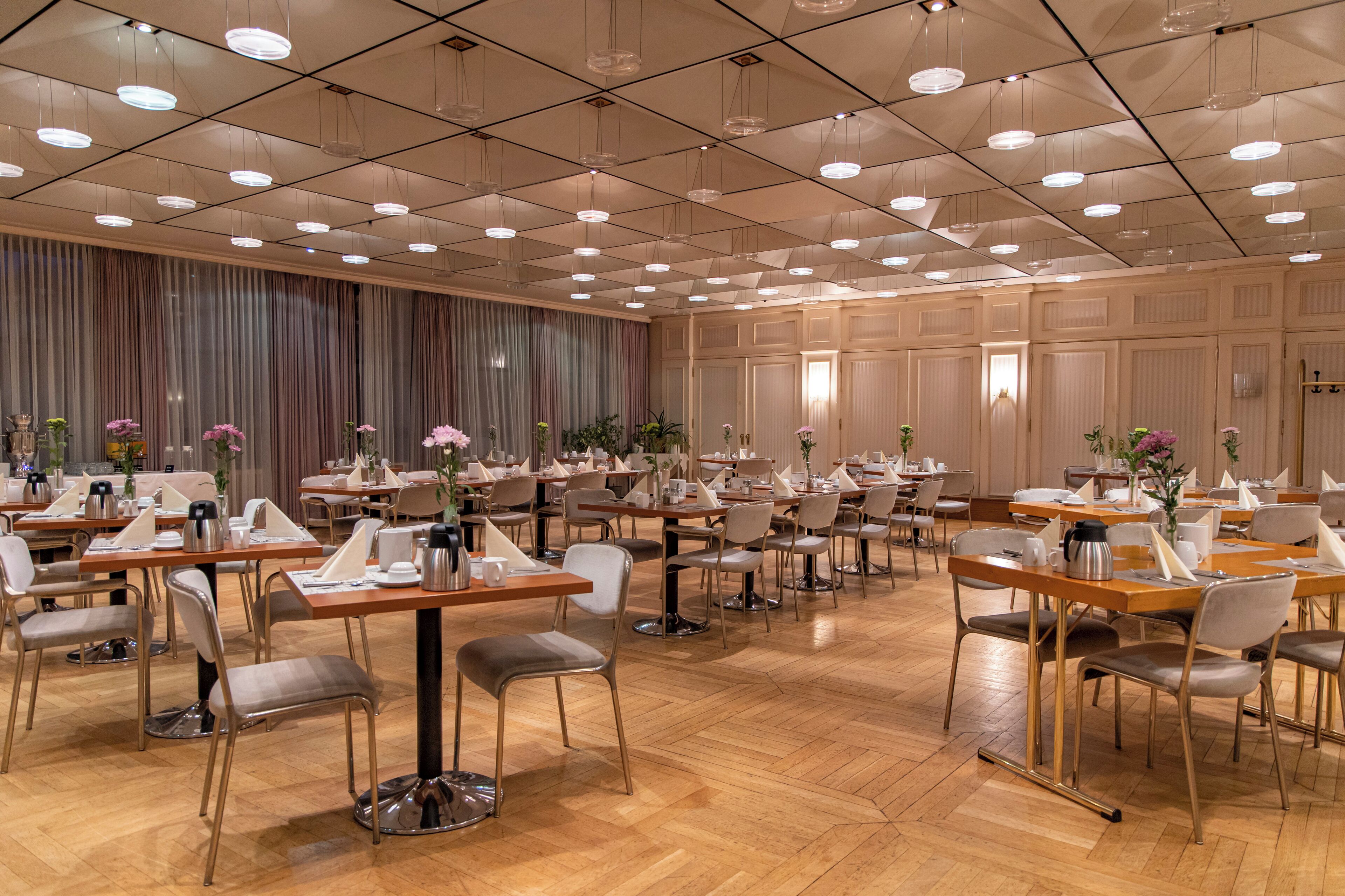 朝食 (ビュッフェ)、毎日提供 (1 名様 14 EUR)